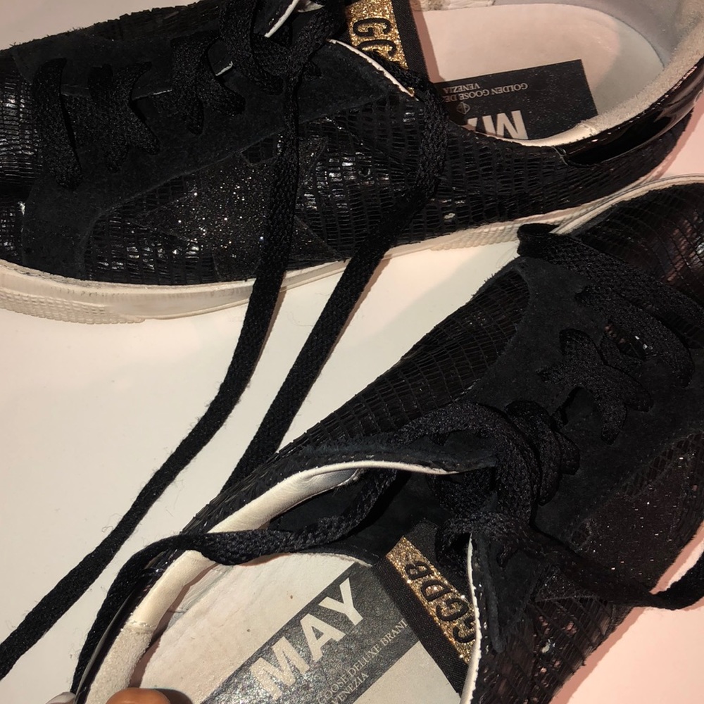 GOLDEN GOOSE BLACK SNEAKERS WITH BLACK LACES.